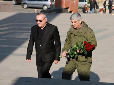 Artsakh officials visit Stepanakert memorial