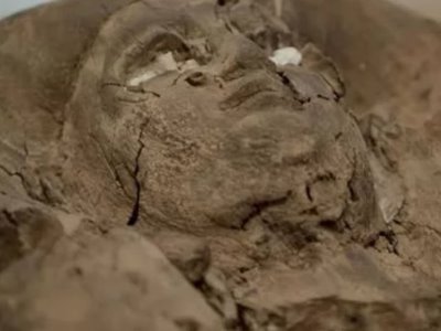 Египетские археологи обнаружили в гробнице для фараона мумию загадочной женщины
