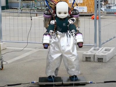 Инженеры из Италии разрабатывают летающего робота на реактивных двигателях