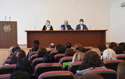 ՀՀ Արմավիրի մարզպետ Էդվարդ Հովհաննիսյանն այսօր հանդիպում է ունեցել մարզի հանրակրթական դպրոցների տնօրենների հետ