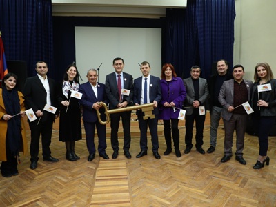 Երիտասարդական մայրաքաղաքի խորհրդանշական բանալին Կապանից փոխանցվեց Հրազդանին. ԿԳՄՍՆ