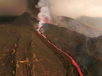 Более 30 000 человек должны оставаться в помещениях на острове Ла-Пальма из-за ядовитых газов