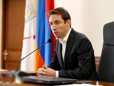 Yerevan mayor signs petitions for purchase of 100 more new public transport buses, 100 elevators