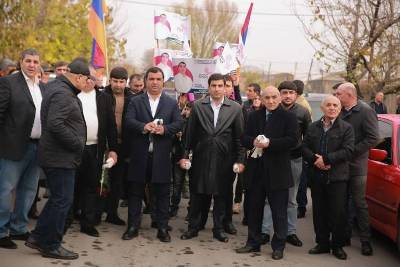 «Հրապարակ». Առեւտուր. մենք ձեզ Փարաքարում դարձնենք համայնքապետ, դուք մեզ օգնեք Վանաձորում, որ Մամիկոն Ասլանյանը չընտրվի