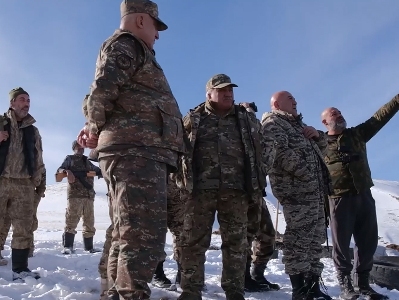 «Խփում եք, խփելու եք. Աստված ձեզ պահապան». Սասուն Միքայելյանն այցելել է սահման (վիդեո)