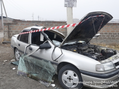 Զովունի գյուղում «Opel Vectra» մակնիշի ավտոմեքենան բախվել է բետոնե սյանը․ վարորդն արգելափակվել է