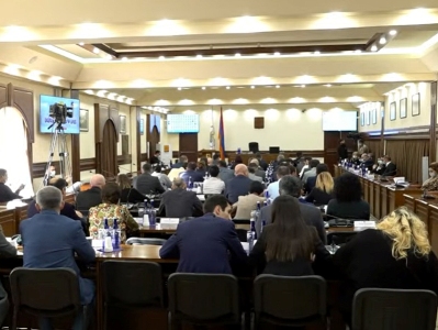 Ընդմիջումից հետո Երեւանի ավագանու նիստին արդեն ներկա չէ Հայկ Մարությանը. Նիստը վարում է «Իմ քայլից» Մարատ Թոխյանը