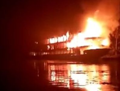 Около 32 человек погибли в результате пожара на переполненном пароме на юге Бангладеш