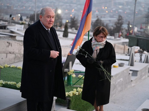 Armenia President and his wife pay visit to Yerablur Military Pantheon