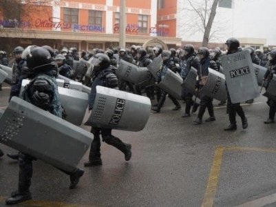 Kazakh protesters seize Kazakh president's residence and destroy TV channels premises