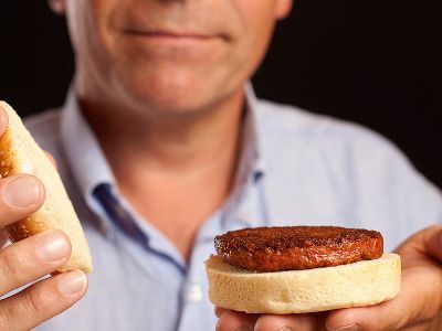 Ученые выяснили, почему люди не хотят есть мясо «из пробирки»