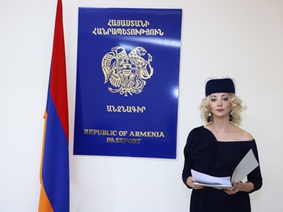 Տիգրան Արզաքանցյանի կինը՝ Նատալյա Ռոտենբերգը, ստացել է Հայաստանի անձնագիր. Նա հայերենով ընթերցել է օրենքը