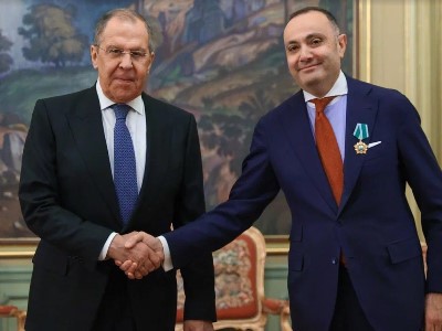 Лавров вручил послу Армении в России  Вардану Тоганяну орден Дружбы