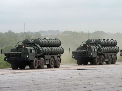 Два дивизиона зенитных ракетных комплексов С-400 «Триумф» начали передислокацию в Беларусь
