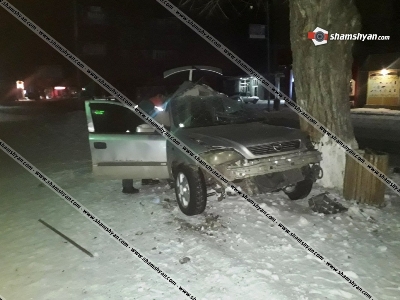 В Гегаркунике водитель Opel погиб, врезавшись в дерево