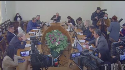 Заседание постоянной Комиссии НС прервалось из-за вспыхнувшего между депутатом и журналистами спора