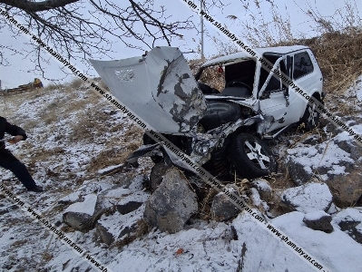 Ուշիի ոլորաններում բախվել են Ford Transit-ը և Niva-ն. վերջինս բախվել է քարերին և հայտնվել բնակչի հողամասում. կա վիրավոր