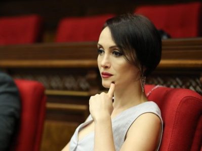 Լուսինե Բադալյանը ներողություն է խնդրել «Եռաբլուրում» «լայն ժպտալու» համար, մեղադրել լրատվամիջոցներին