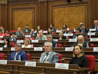 Правящая фракция «ГД» в эти минуты проводит в парламенте закрытое заседание: На повестке вопрос избрания президента