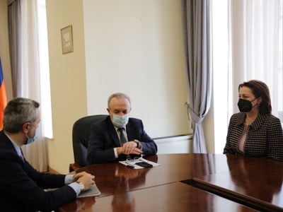 Գնահատելով աշխարհահռչակ օպերային երգչուհու ներուժը. Վ. Դումանյանն ընդունել է Հասմիկ Պապյանին