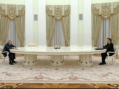 Kremlin spokesman explains distance of Putin and Macron meeting