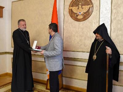 Արցախի նախագահը «Մեսրոպ Մաշտոց» շքանշան է հանձնել Մարտակերտի հոգևոր հովիվ Տեր Հովհաննես քահանա Հովհաննիսյանին