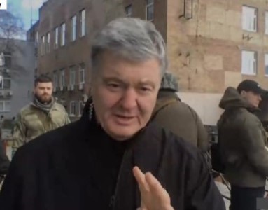 Պորոշենկոն հայտնվել է CNN-ի եթերում՝ Կալաշնիկովի ինքնաձիգը ձեռքին