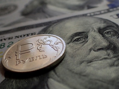 Рубль продолжает обвал на бирже