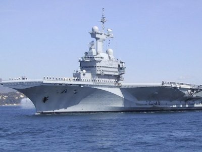 Французский атомный авианосец пришвартовался в главном кипрском порту Лимассол