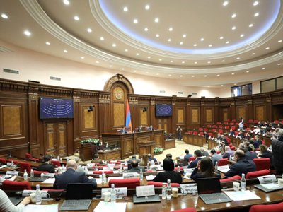ԱԺ նիստին իշխող մեծամասնության պատգամավորները 20 րոպե ընդմիջում խնդրեցին