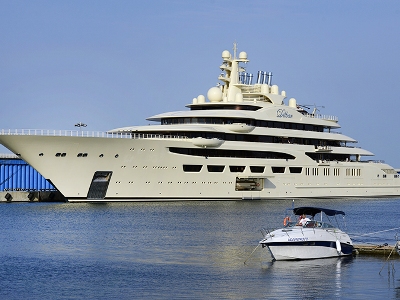 Forbes: Власти Германии конфисковали мегаяхту российского миллиардера Алишера Усманова