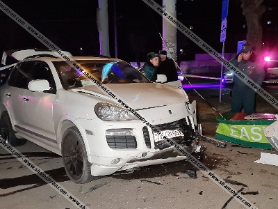 Երևանում բախվել են Porsche Cayenne-ն ու Mitsubishi-ն. Porsche-ը տապալել է վճարային տերմինալը և հայտնվել մայթին