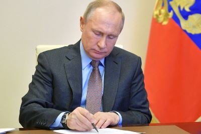 Путин  поручил обеспечить запрет на вывоз и ввоз в РФ определенной продукции и сырья