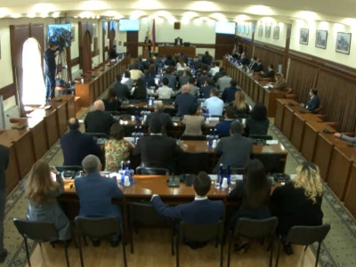 Հին երեւանցու փողոցում մեքենա կայանելու համար 1000 դրամ են վերցնում.Ով չի տալիս փողը, մեքենան խազում են. ավագանու անդամ