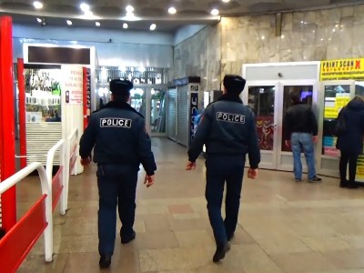Մետրոյի «Բարեկամություն» կայարանում անչափահաս տղաների մոտ զենք են գտել