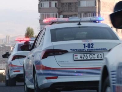 Պարեկների հետապնդման ժամանակ Mercedes-ից նետել են պայուսակ, որում եղել է ատրճանակ և դանակ. 2 անձ բերման է ենթարկվել