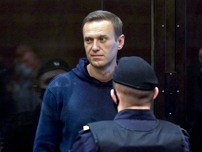 Навального осудили на девять лет колонии по делу о мошенничестве и оскорблении суда