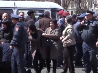 Գերու ծնողը քարով հարվածել է Կառավարության շենքին, ինչից հետո ուժի կիրառմամբ բերման է ենթարկվել