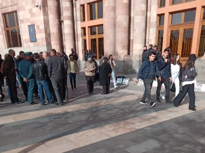 Շիրակցի գերիների հարազատները մի քանի ժամ է՝ Կառավարության դիմաց են. նրանց դեռ ոչ ոք չի ընդունել