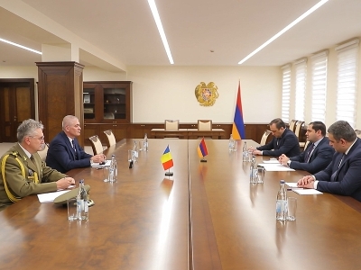 Armenian Defense Minister Suren Papikyan receives Romanian Ambassador to Armenia