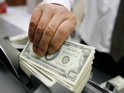 Студентка получила 5 лет за то, что тратила $1 млн, по ошибке переведенных на их счет
