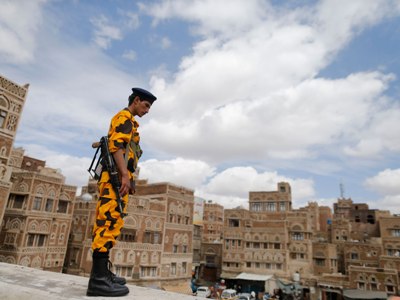 Yemen president cedes his powers to Presidential Council