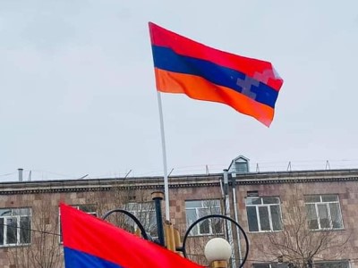 В сквере Арцаха в Ванадзоре установили флаг Арцаха