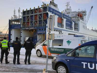 Задержанные на финской таможне ценные картины вернулись в Россию