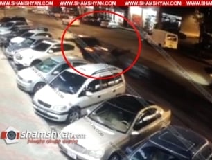 В Ереване камера наблюдения зафиксировала автомобиль, сбивший пешехода и скрывшийся с места происшествия