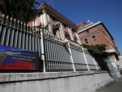 Посольство России в Италии облили красной краской