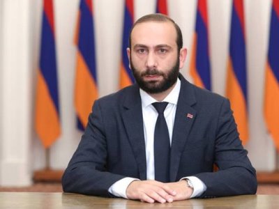 Armenian and Azerbaijani FMs hold first phone conversation in many years