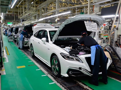 Toyota to cut world car production by 10%