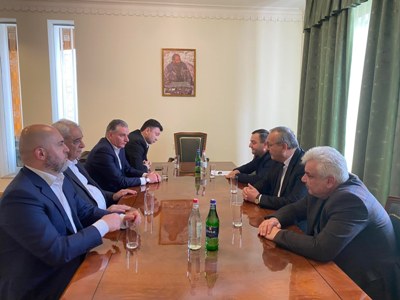 ՀՀԿ-ական գործիչներն Արցախում հանդիպել են խորհրդարանի ղեկավարի ու խմբակցությունների հետ