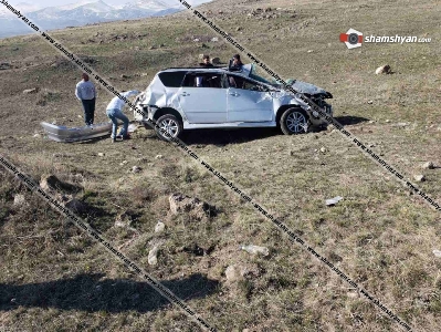 Սյունիքում ՍՊԸ տնօրենը Toyota XUM-ով մի քանի պտույտ գլորվելով, հայտվել է դաշտում․ նա և պահեստապետը հիվանդանոց են